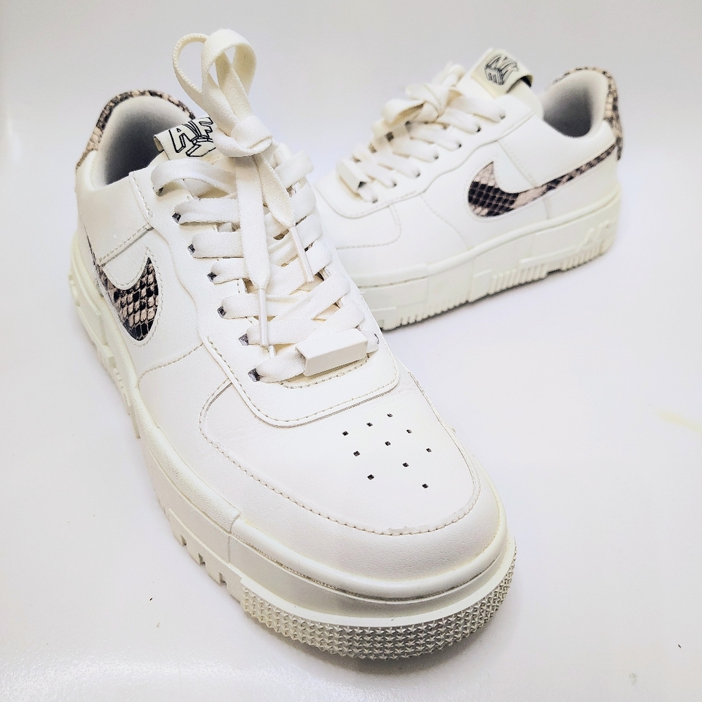 NIKE AIR FORCE 1 PIXEL SNAKESKIN White/Sand Classic Uptowns Women's 7 AF1